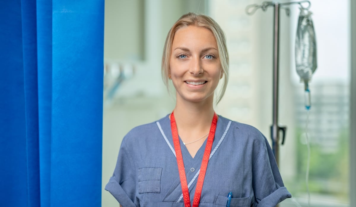 porträtt kvinnlig medarbetare i sjukhusmiljö