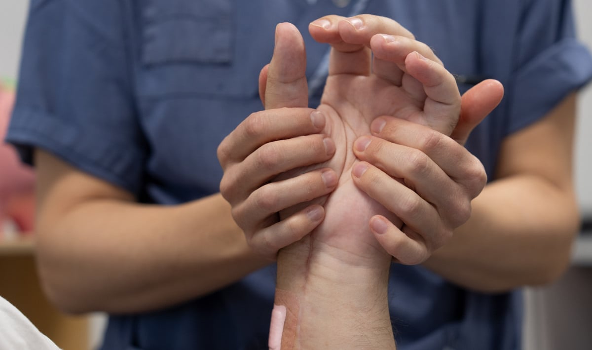 En person som håller upp händerna i luften.