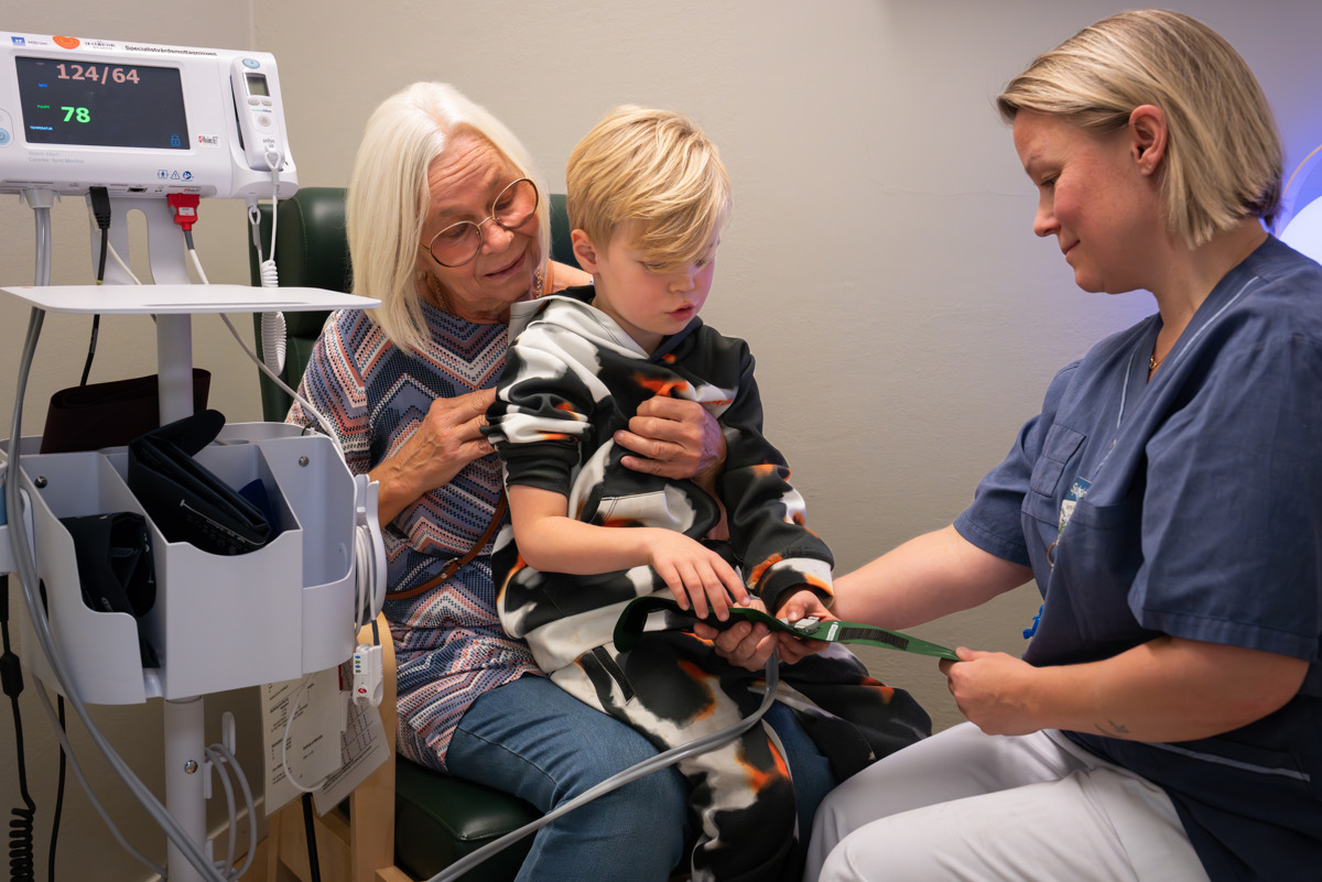 En ung pojke unders&ouml;ks av en sjuksk&ouml;terska.