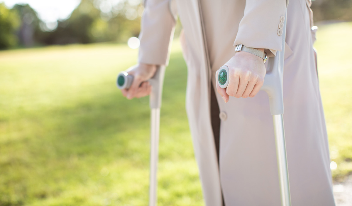 Bild p&aring; person som g&aring;r med kryckor