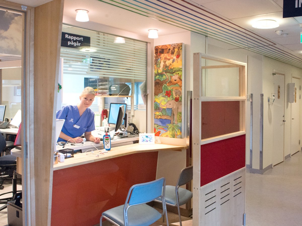 Bild på en avdelning med en kvinna bakom en reception