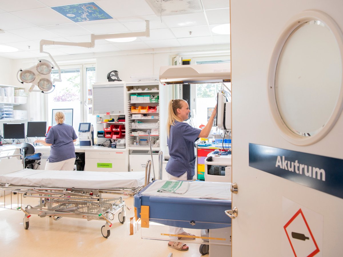 Bild på ett akutrum där två sjukvårdspersonal står och arbetar