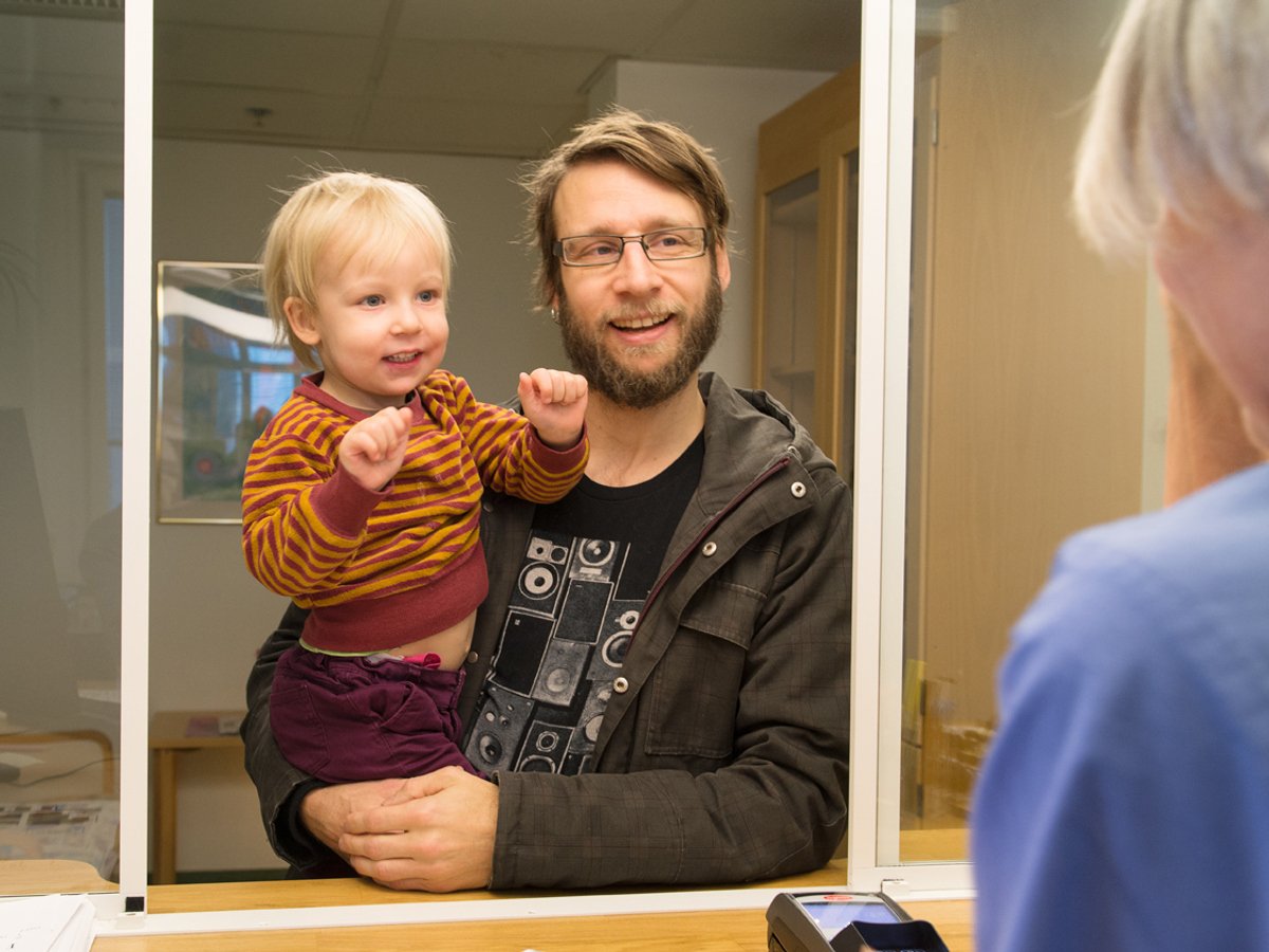 Man bärandes på ett barn som står i en reception 