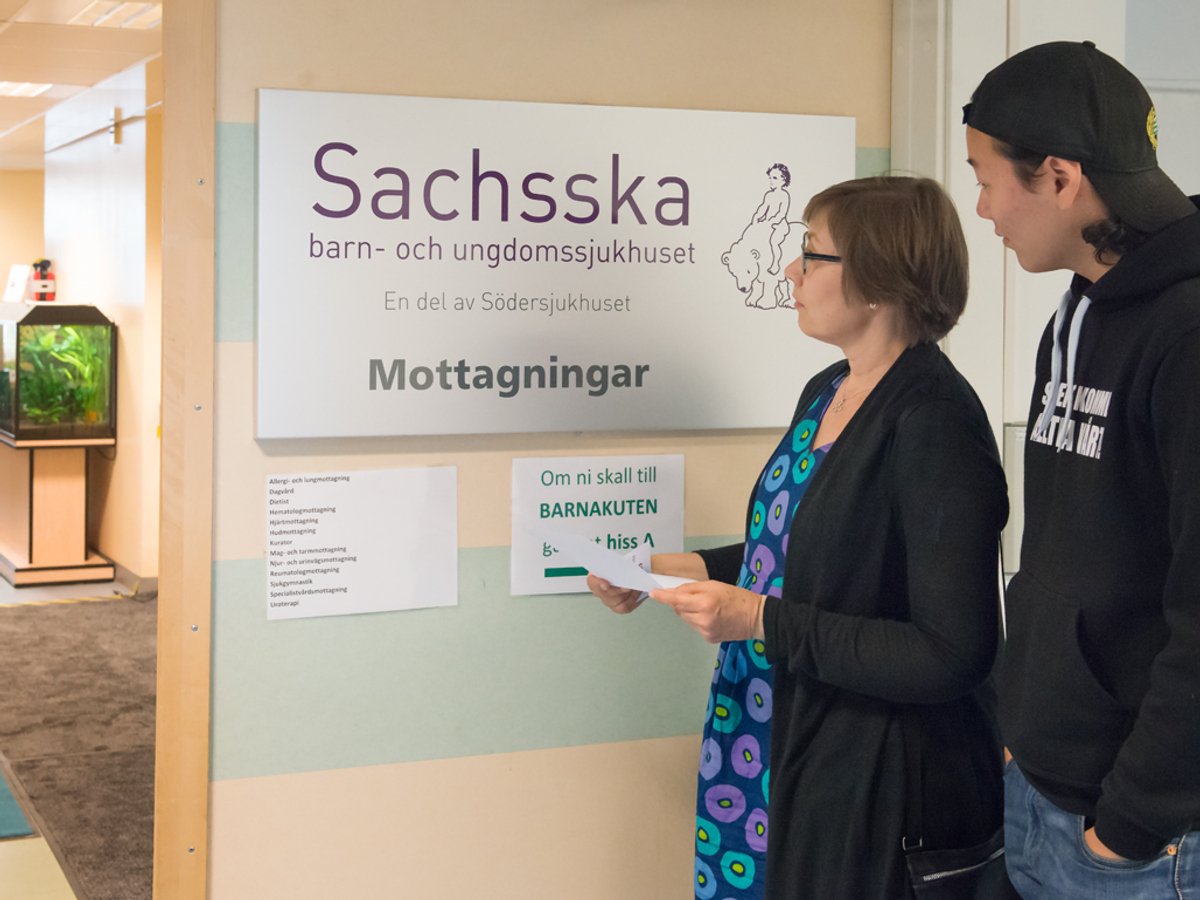 En ung man och en kvinna står utanför en mottagning 