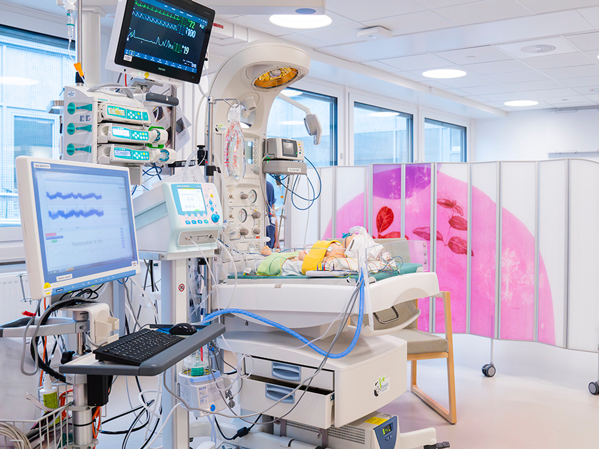 Bild på sjukhusrum med diverse medicinsk utrustning för intensivvård av för tidigt födda barn