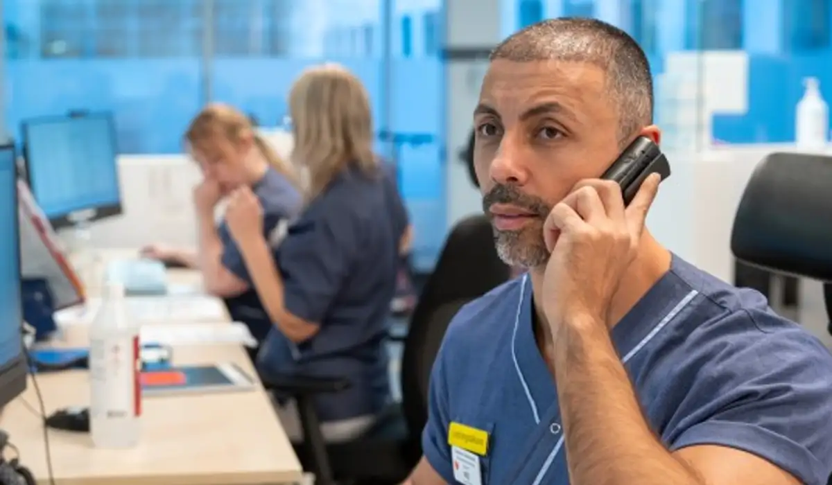 Bild på Soliman Hoshmand som pratar i en telefon