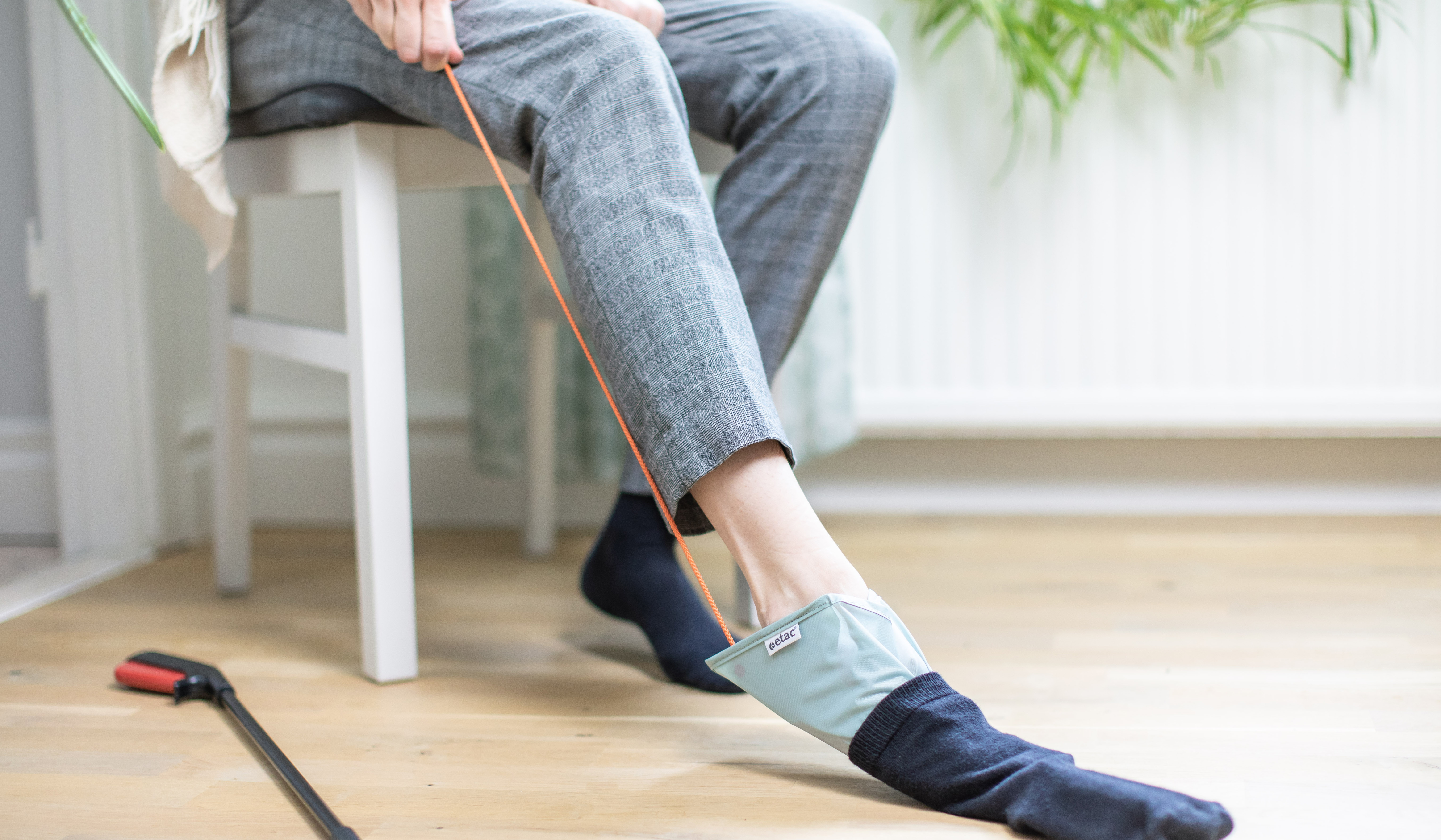 Bild på en person som använder en sockskena