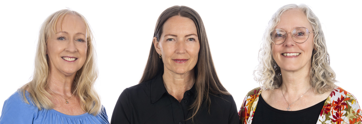 Halvporträtt tre kvinnor mot vit bakgrund.