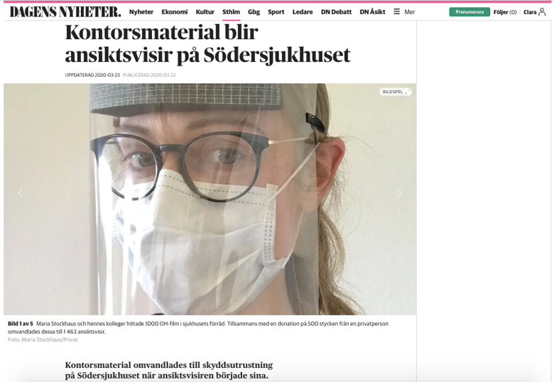 En artikel från Dagens Nyheter med titeln ”Kontorsmaterial blir ansiktsvisir på Södersjukhuset” och ett foto av en kvinna som bär ett egentillverkat ansiktsvisir.