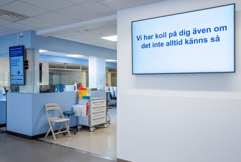 Ett sk&auml;rm i ett v&auml;ntrum p&aring; akuten visar meningen 