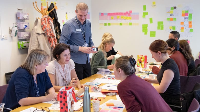 Personer som sitter runt ett stort bord