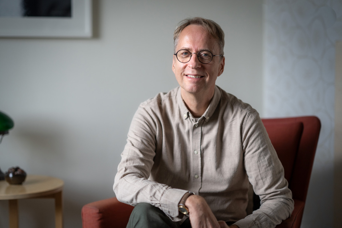 Magnus Karlsson sitter i en fåtölj