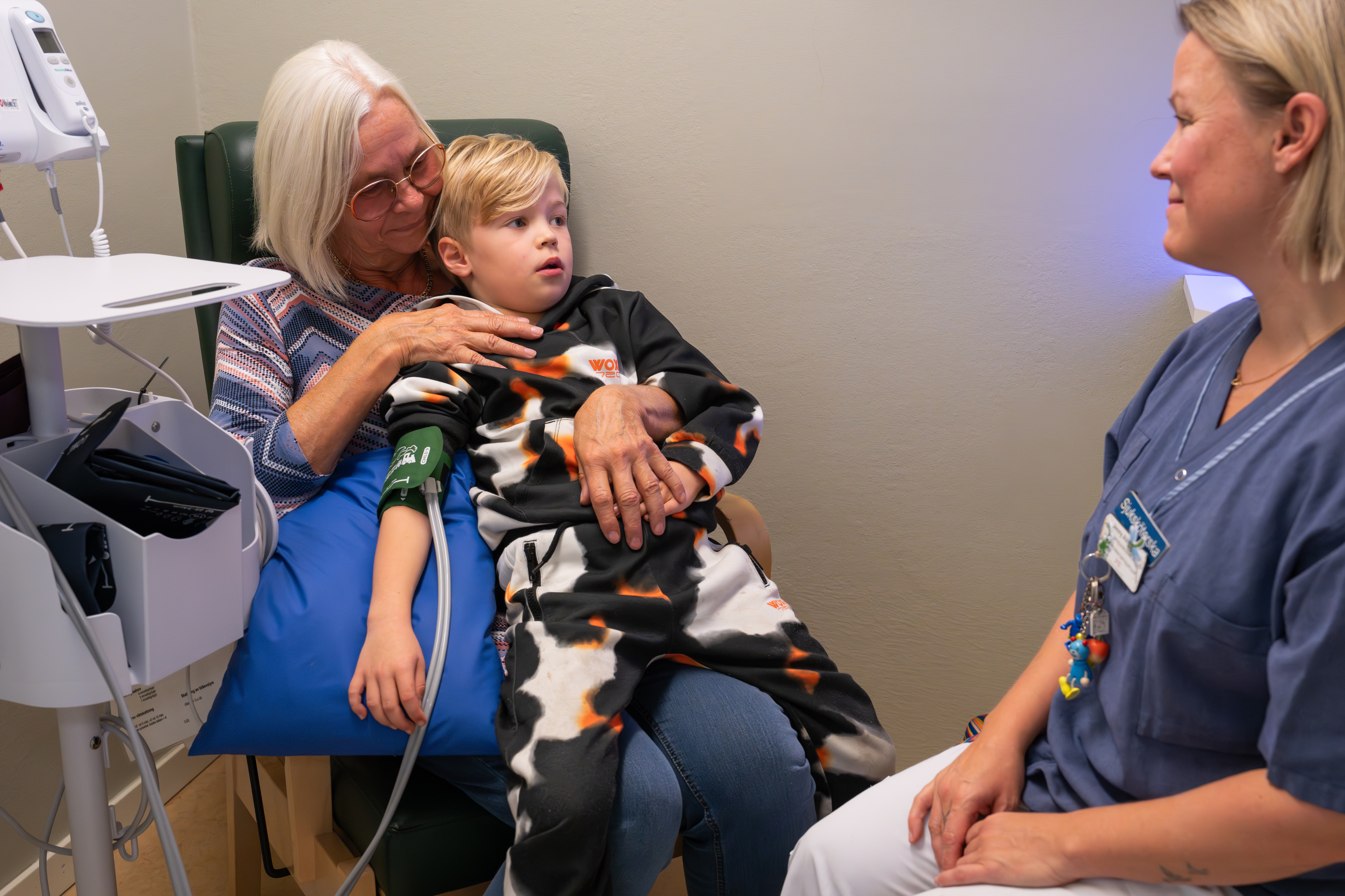 En ung pojke unders&ouml;ks av en sjuksk&ouml;terska.