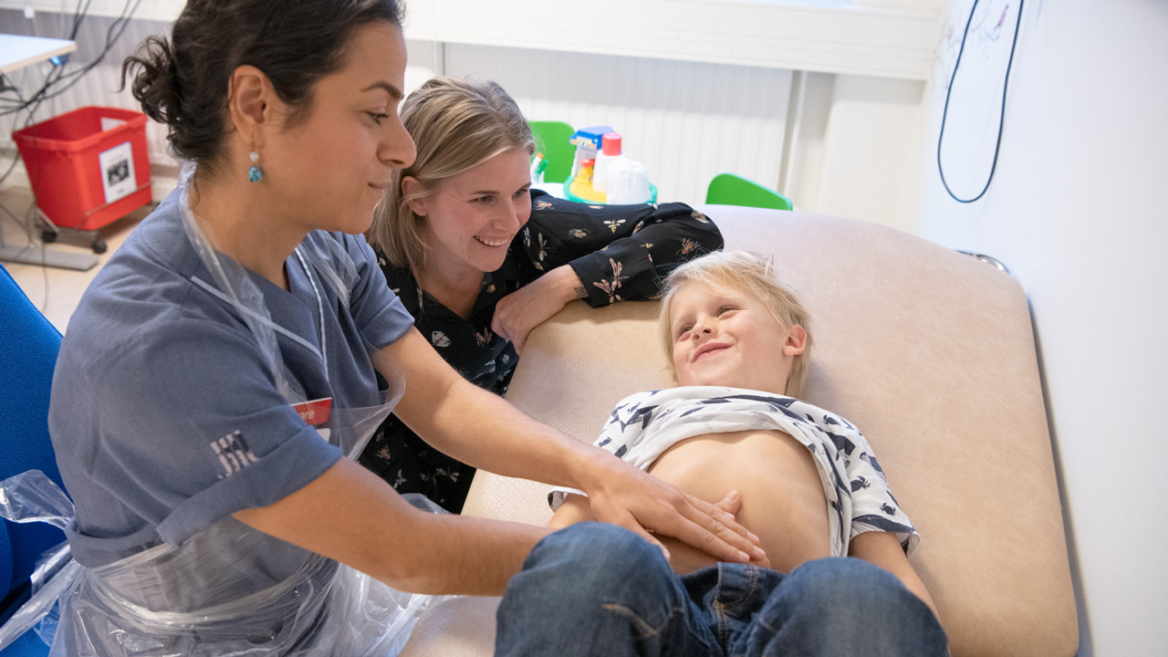 En ung pojke unders&ouml;ks av en sjuksk&ouml;terska.