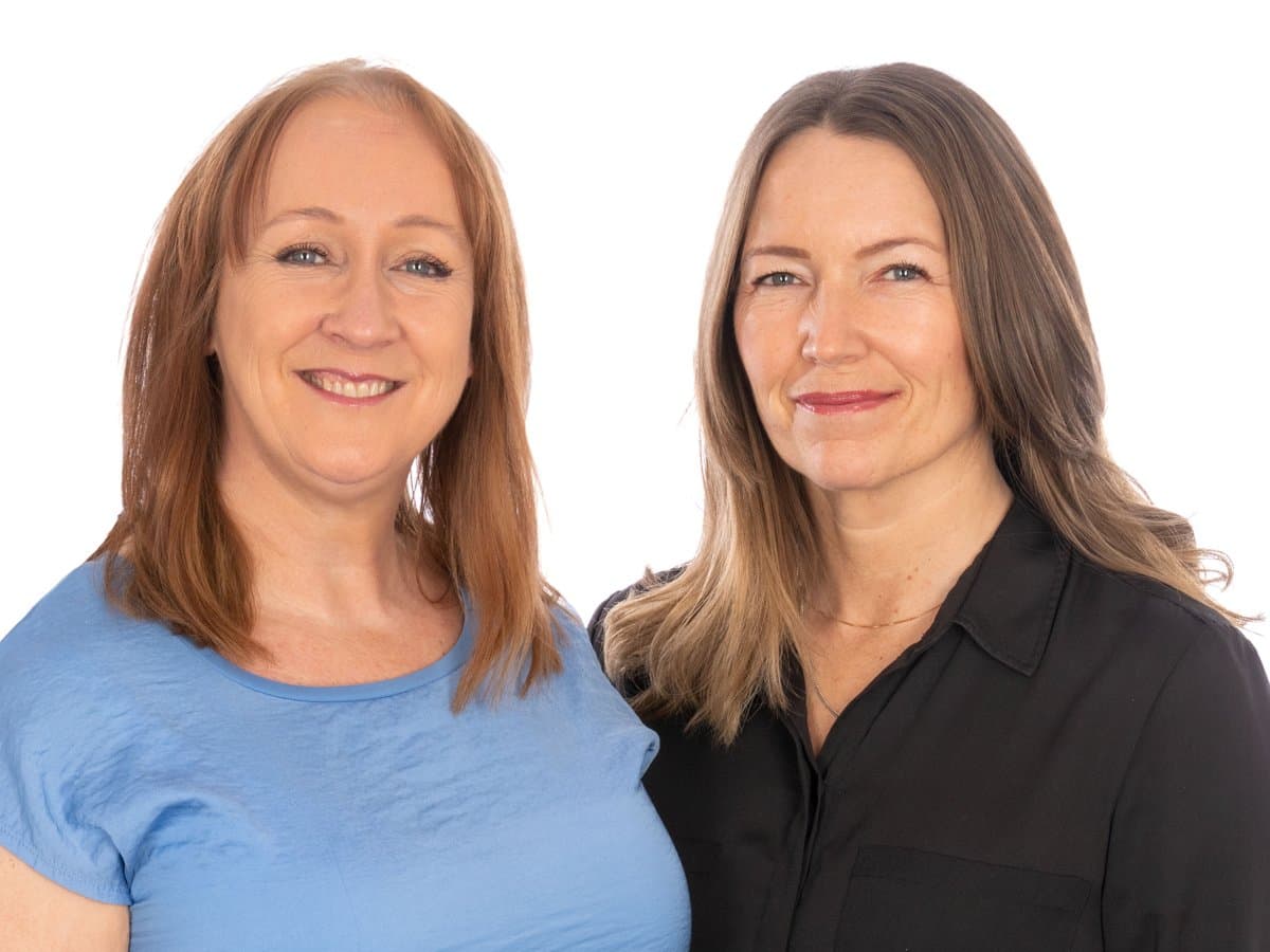 porträtt av Anja Bulow i blå  kortärmad tröja och Elin Svedjetun i långärmad svart tröja.
