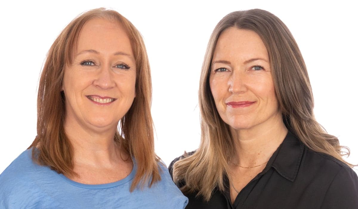 porträtt av Anja Bulow i blå  kortärmad tröja och Elin Svedjetun i långärmad svart tröja.