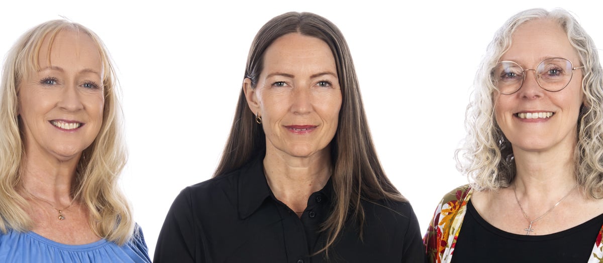 Halvporträtt tre kvinnor mot vit bakgrund.
