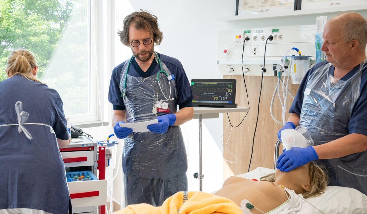 sjukhuspersonal övar på docka