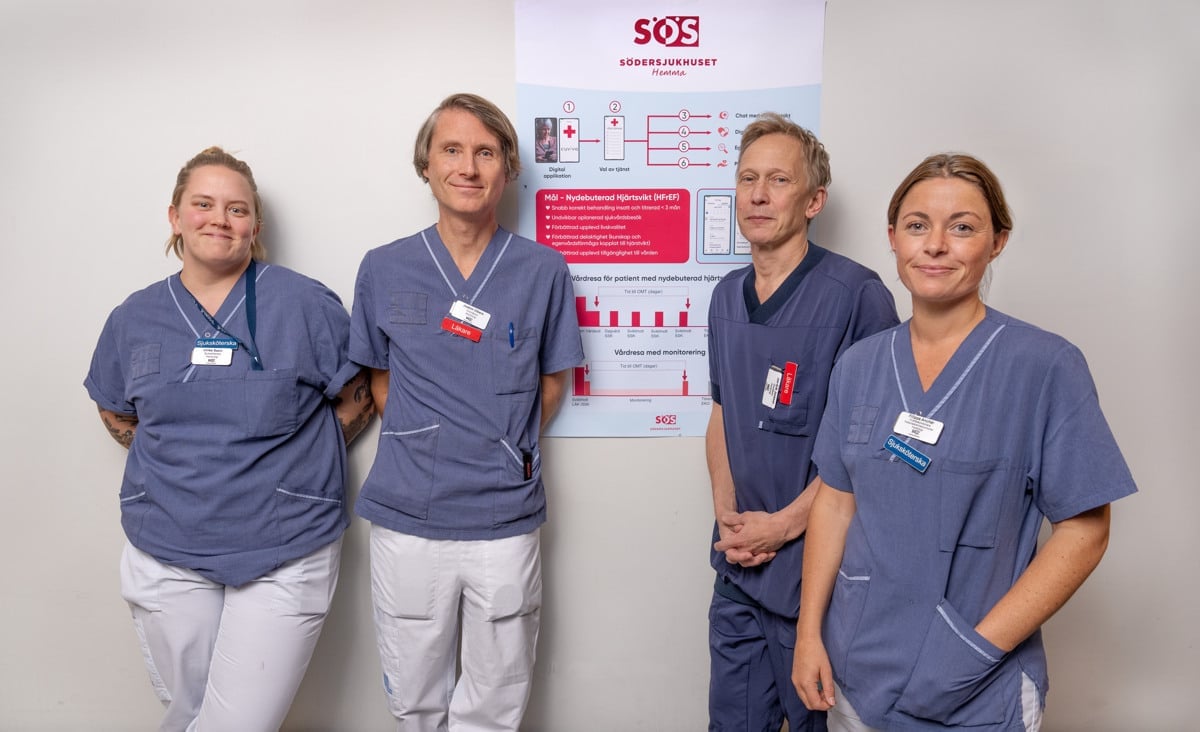 två män och två kvinnor i blå och vita sjukhuskläder framför affisch