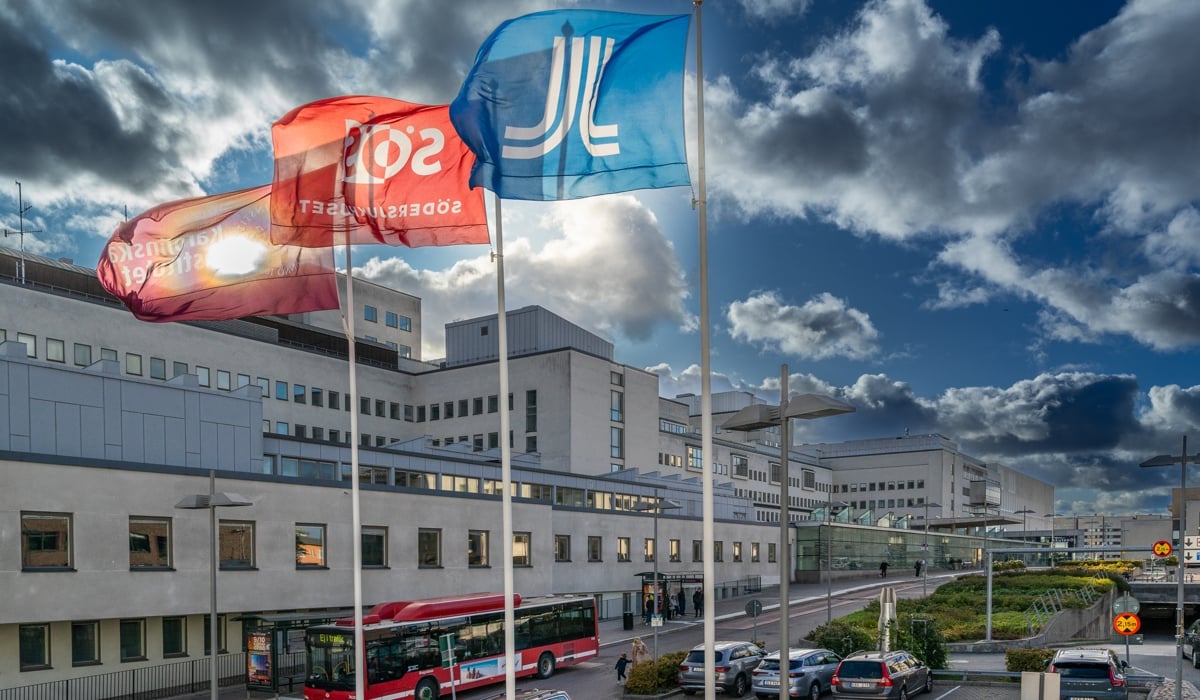 södersjukhusets entré med Sös-flagga regionflagga buss och bilar.