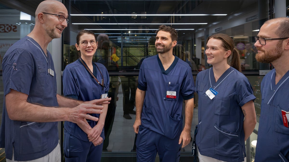 KKV ambassadörer på Södersjukhuset 2025 i samtal utanför sjukhuset.