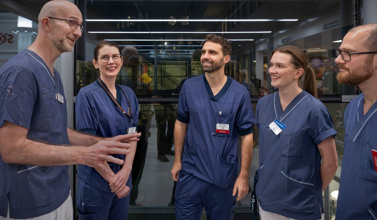 KKV ambassadörer på Södersjukhuset 2025 i samtal utanför sjukhuset.