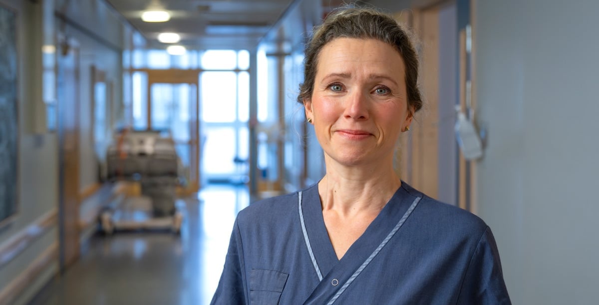 Jenny Björklund står i en sjukhuskorridor
