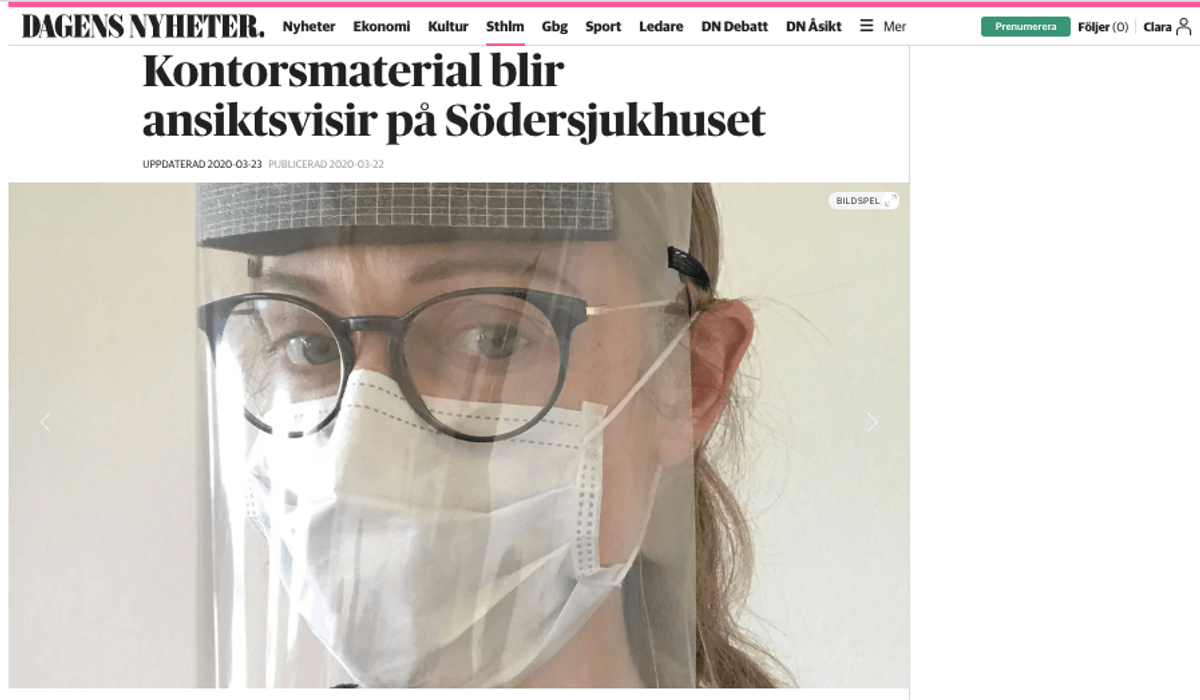 En artikel från Dagens Nyheter med titeln ”Kontorsmaterial blir ansiktsvisir på Södersjukhuset” och ett foto av en kvinna som bär ett egentillverkat ansiktsvisir.