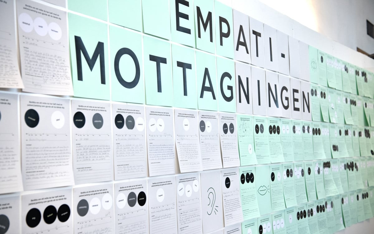 En vägg täckt av massor av gröna och gråa ifyllda formulär.