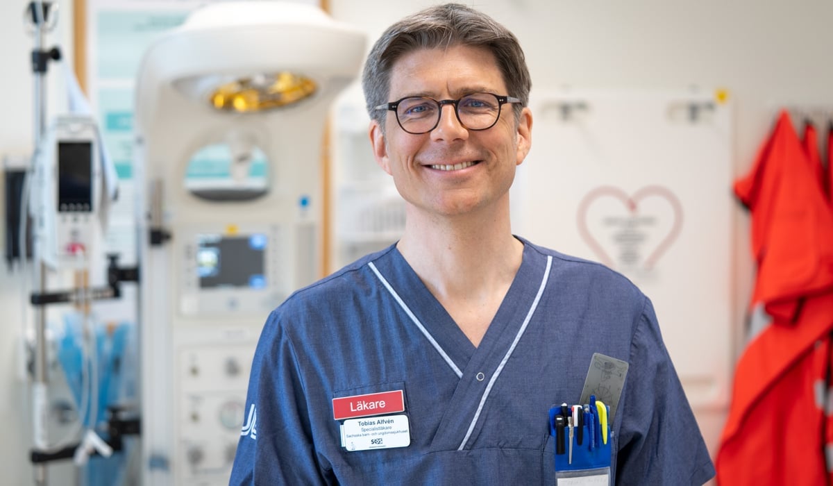 Tobias Alfvén i sjukhuskläder i sjukhusmiljö