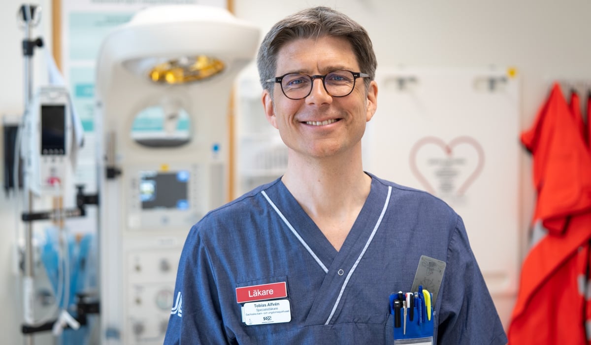 Tobias Alfvén i sjukhuskläder i sjukhusmiljö