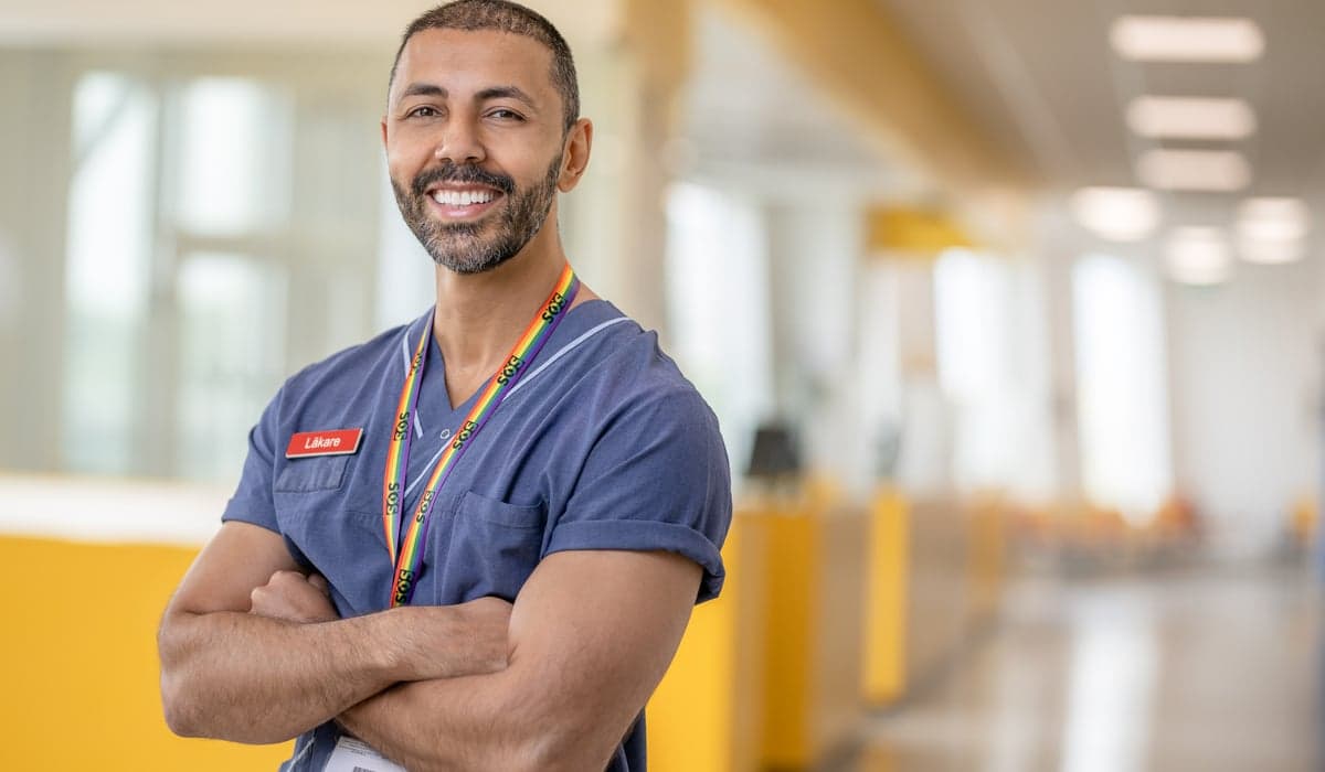 porträttbild manlig läkare i sjukhusmiljö