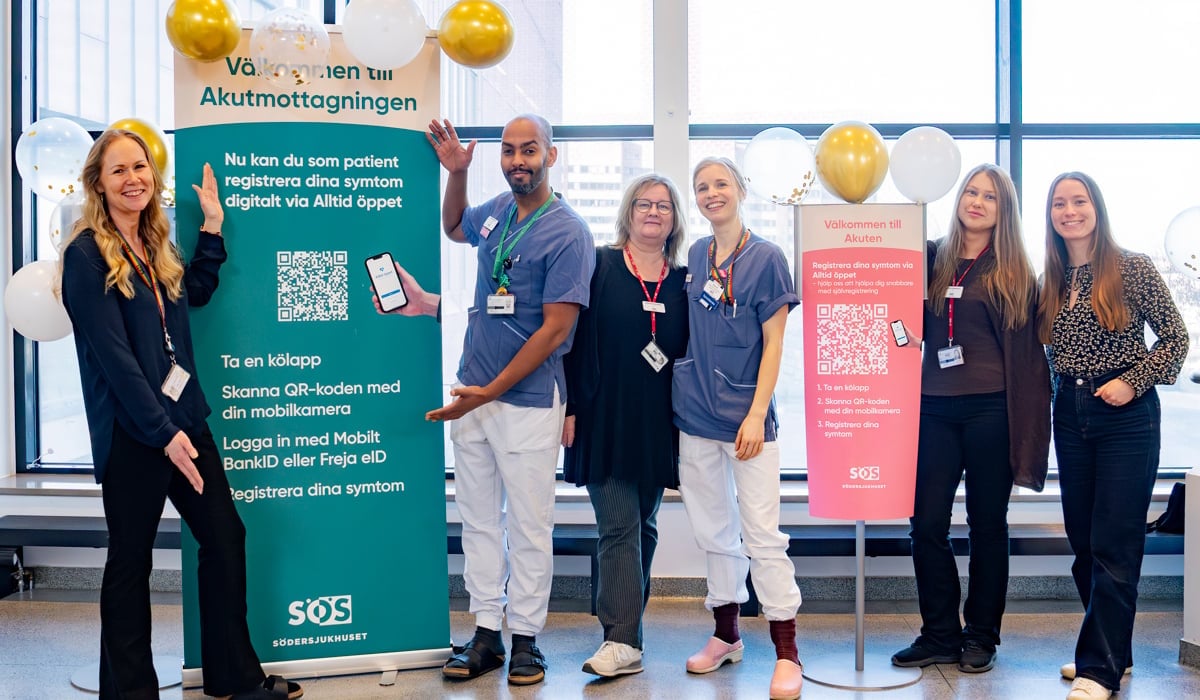 gruppbild sex personer, roll-up, skylt och ballonger