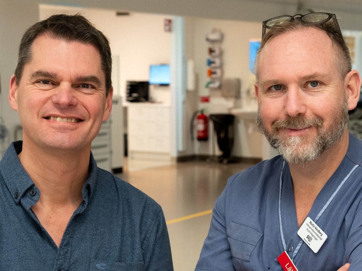 Bild på Clas Lundhagen och Martin Nordberg som står på en sjukhusavdelning