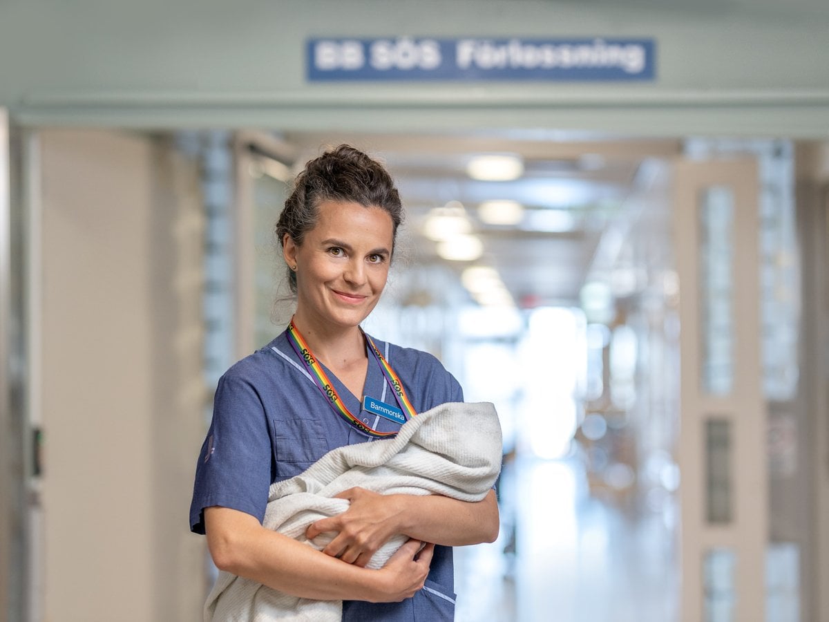 Barnmorska bär baby