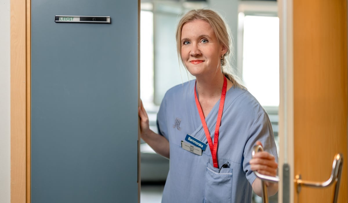 Barnmorska står i dörren till födelserum