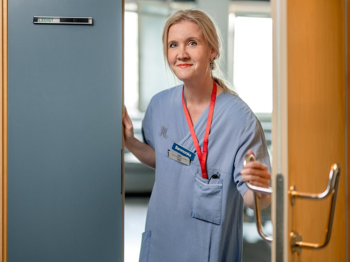 Barnmorska står i dörren till födelserum