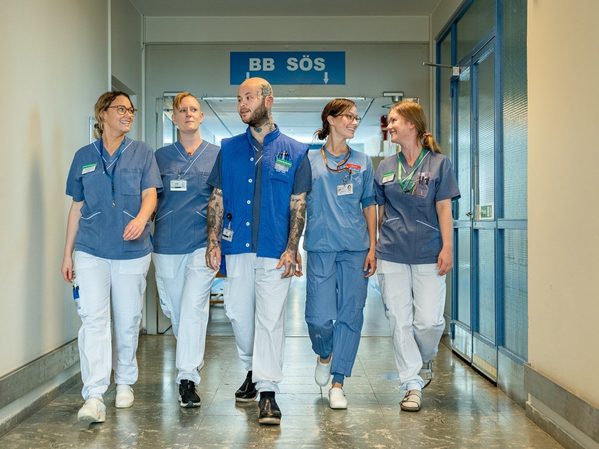 Medarbetare går i korridoren