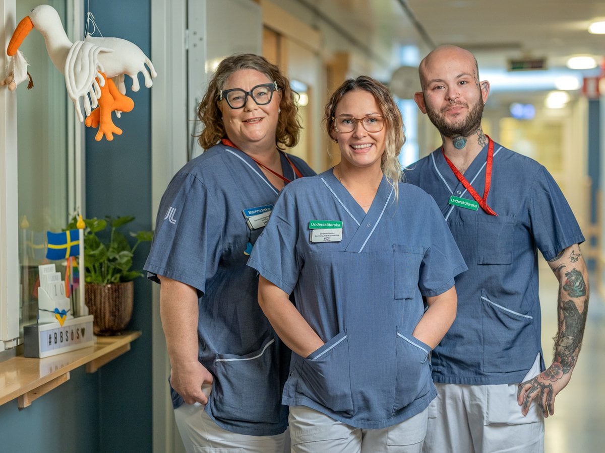 Medarbetare i korridoren på förlossningen