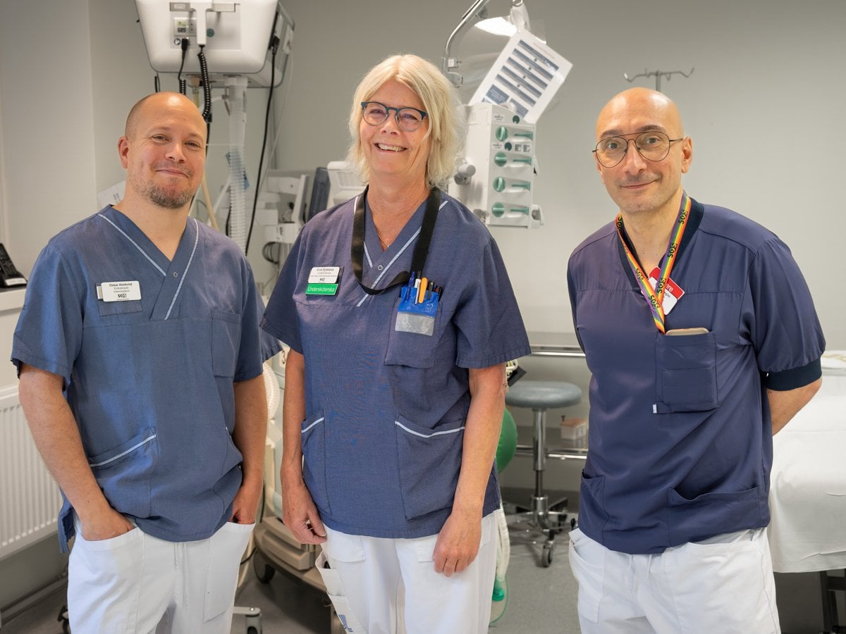 Bild på två män och en kvinna med sjukhuskläder