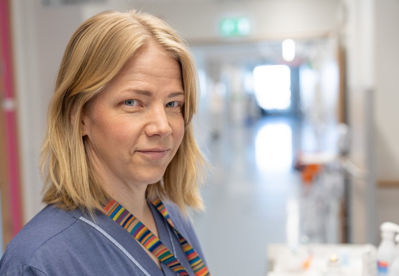 Närbild på Lotte Ekman i sjukhusmiljö