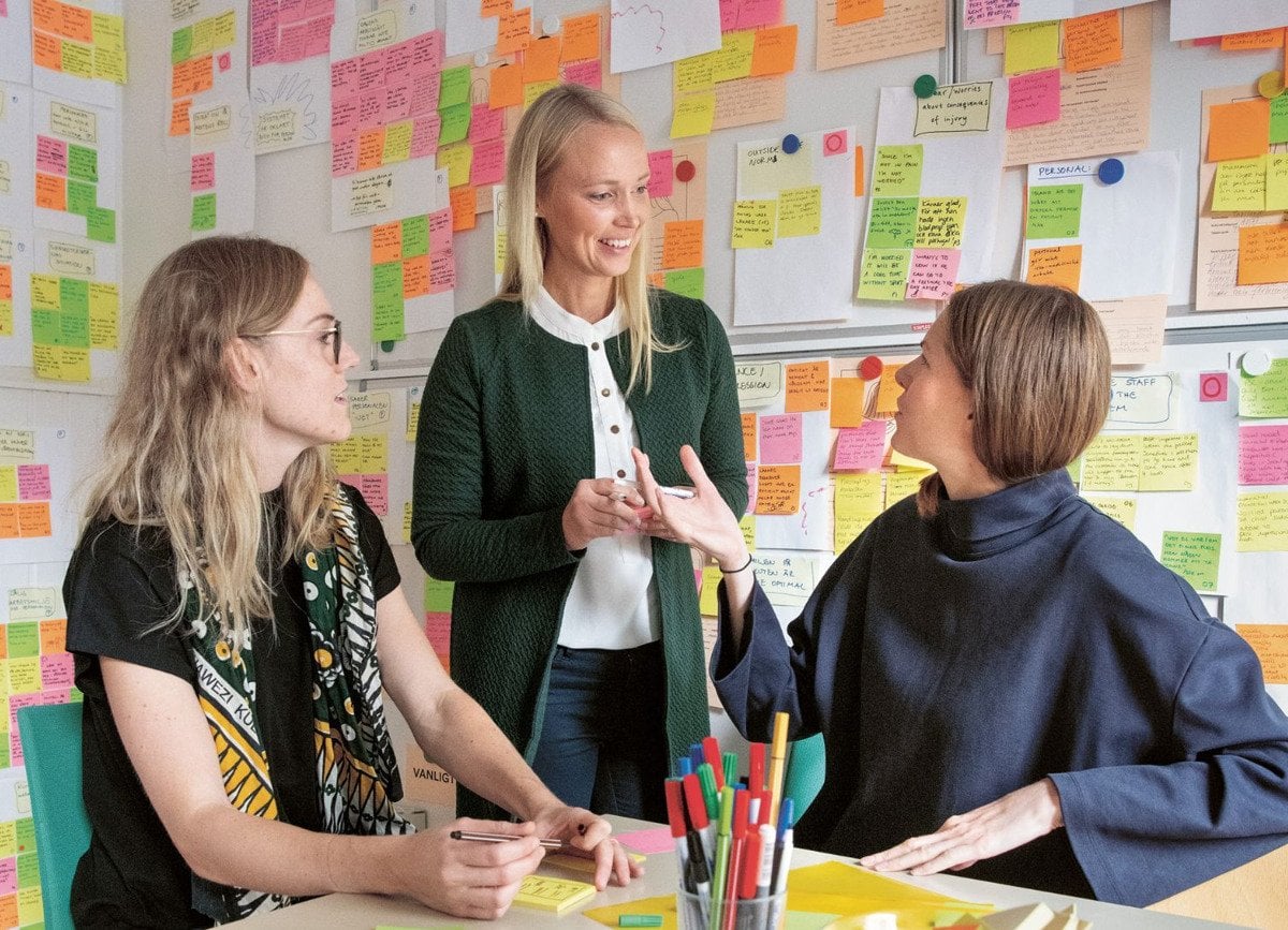 Tre kvinnor som pratar med varandra