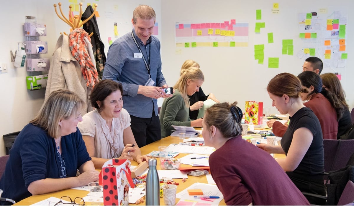 Personer som sitter runt ett stort bord