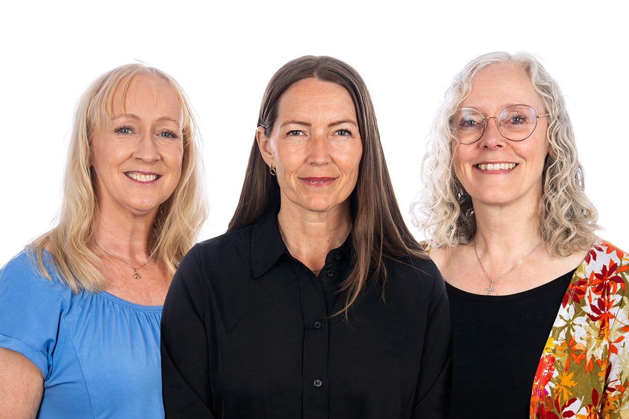 gruppbild tre kvinnor i halvfigur