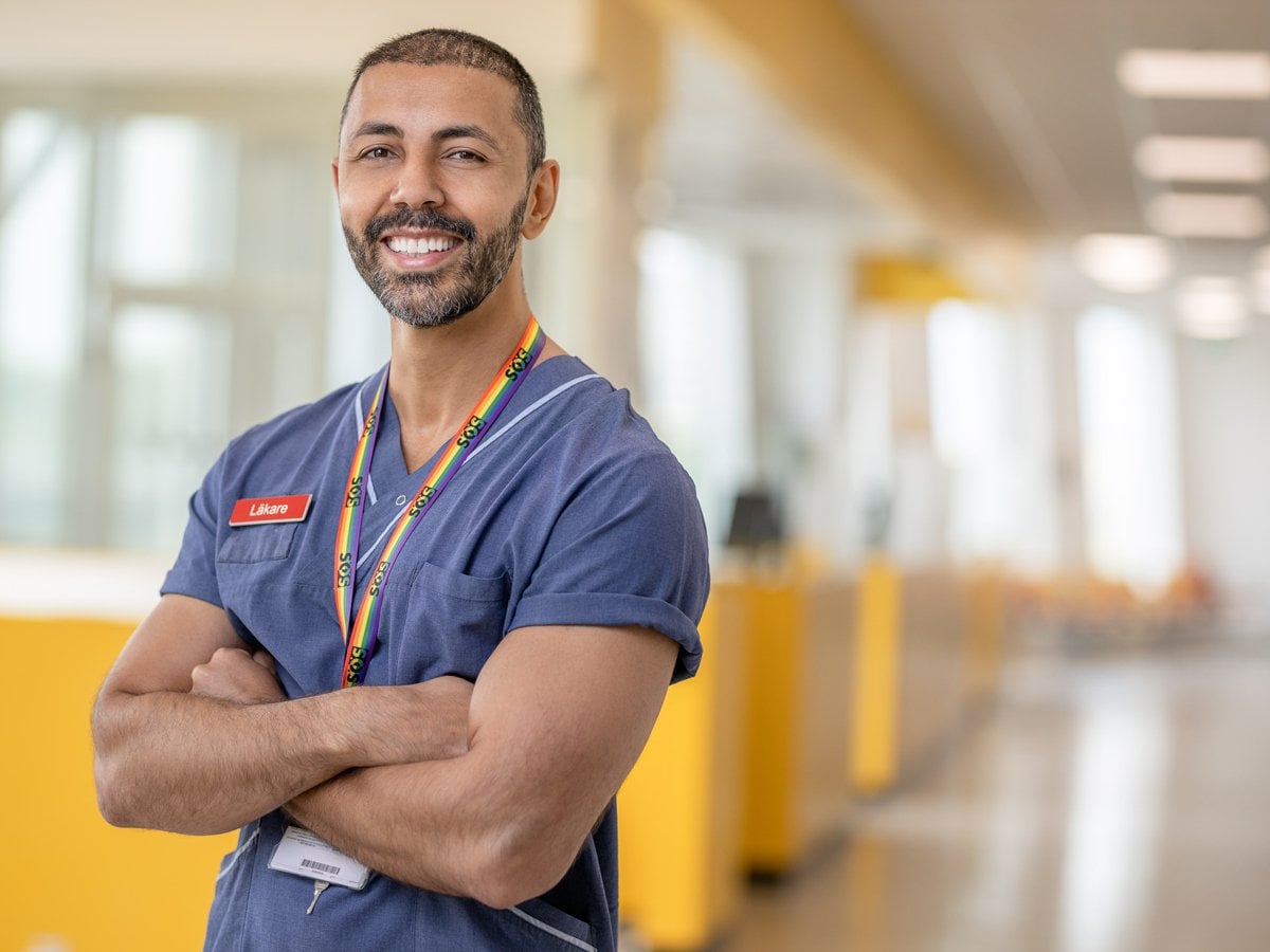 porträttbild manlig läkare i sjukhusmiljö