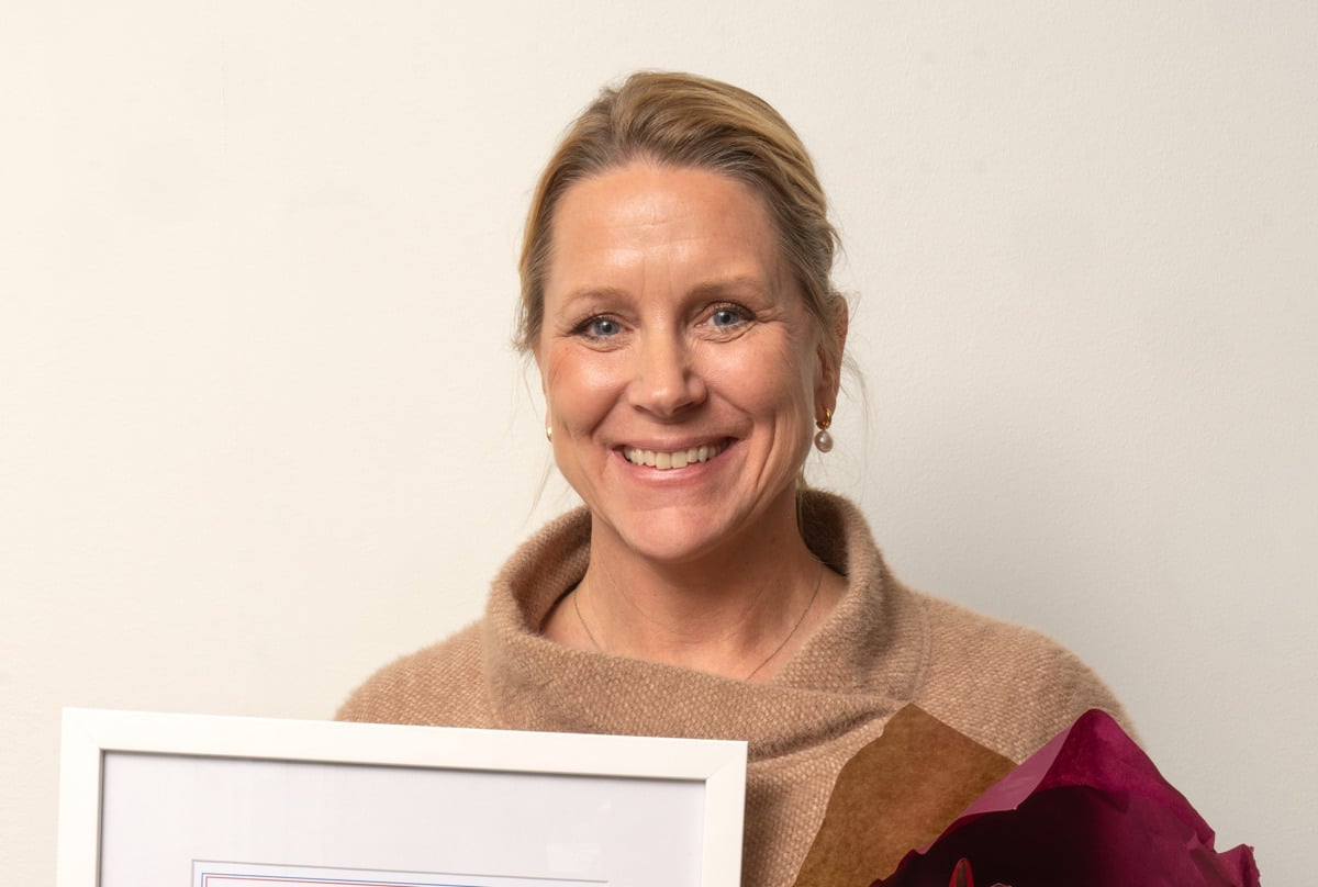 Sophia Brismar Wendel med blommor och inramat diplom