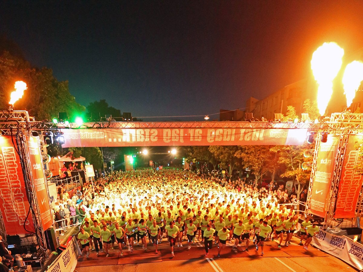 starten midnattsloppet i mörker, startberedda löpare