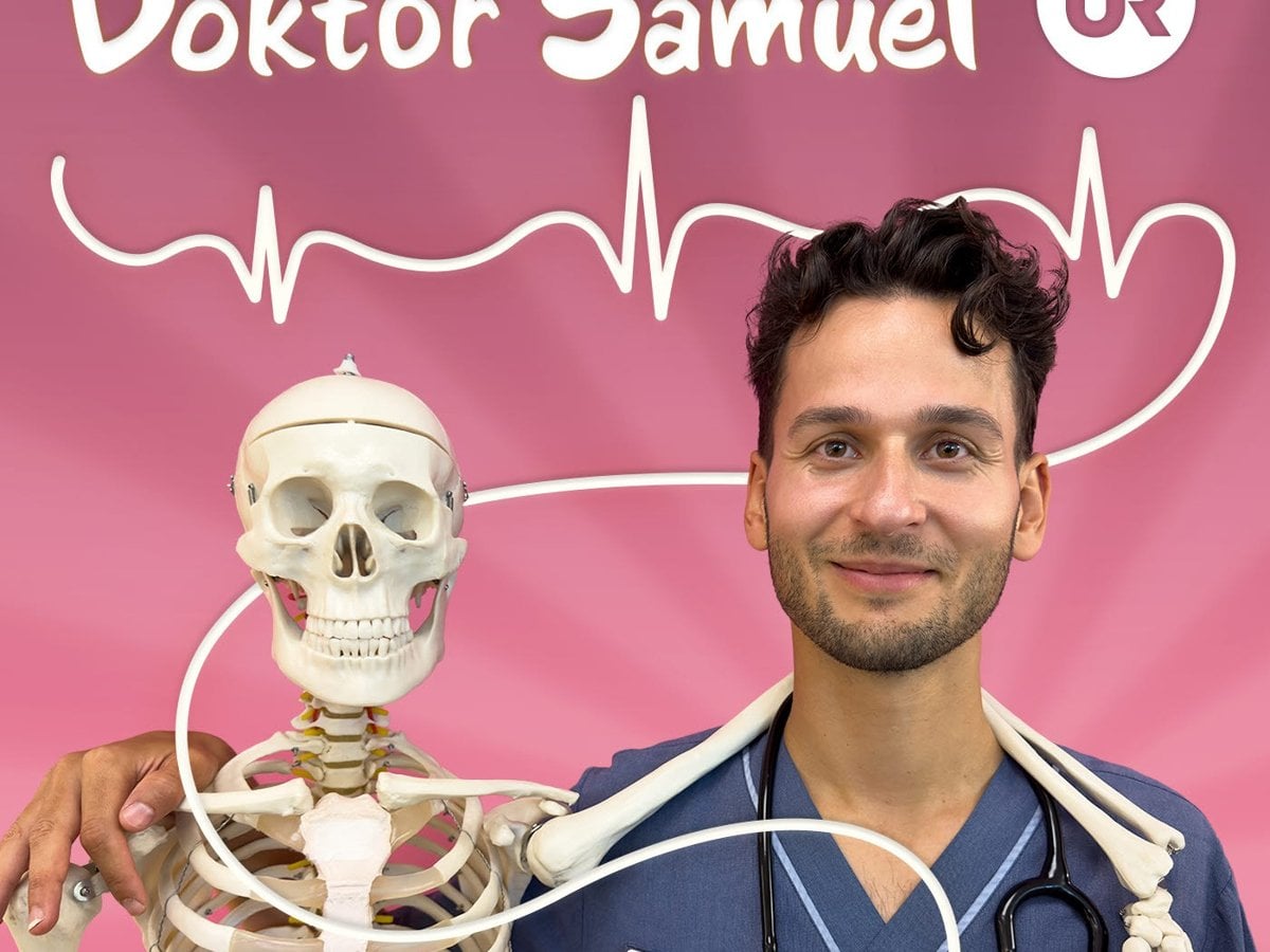 Doktor Samuel håller armen om ett skelett text Doktor Samuel rosa bakgrund