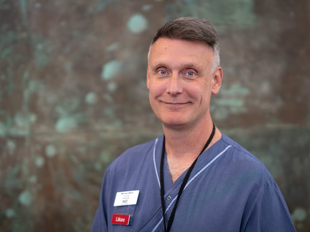 Nyhetsbild på Michael Melin Vo chef Kardiologen i sjukhuskläder