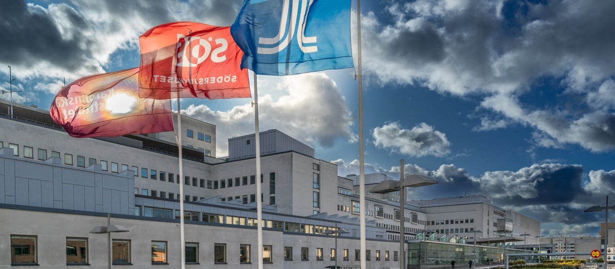 södersjukhusets entré med Sös-flagga regionflagga buss och bilar.